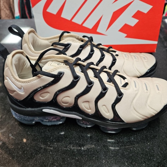Sz Various  NIKE AIR VAPORMAX PLUS RUNNING SHOES - Picture 5 of 13